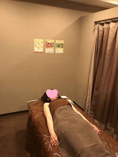 施術前はベッドにタオルで包まれる